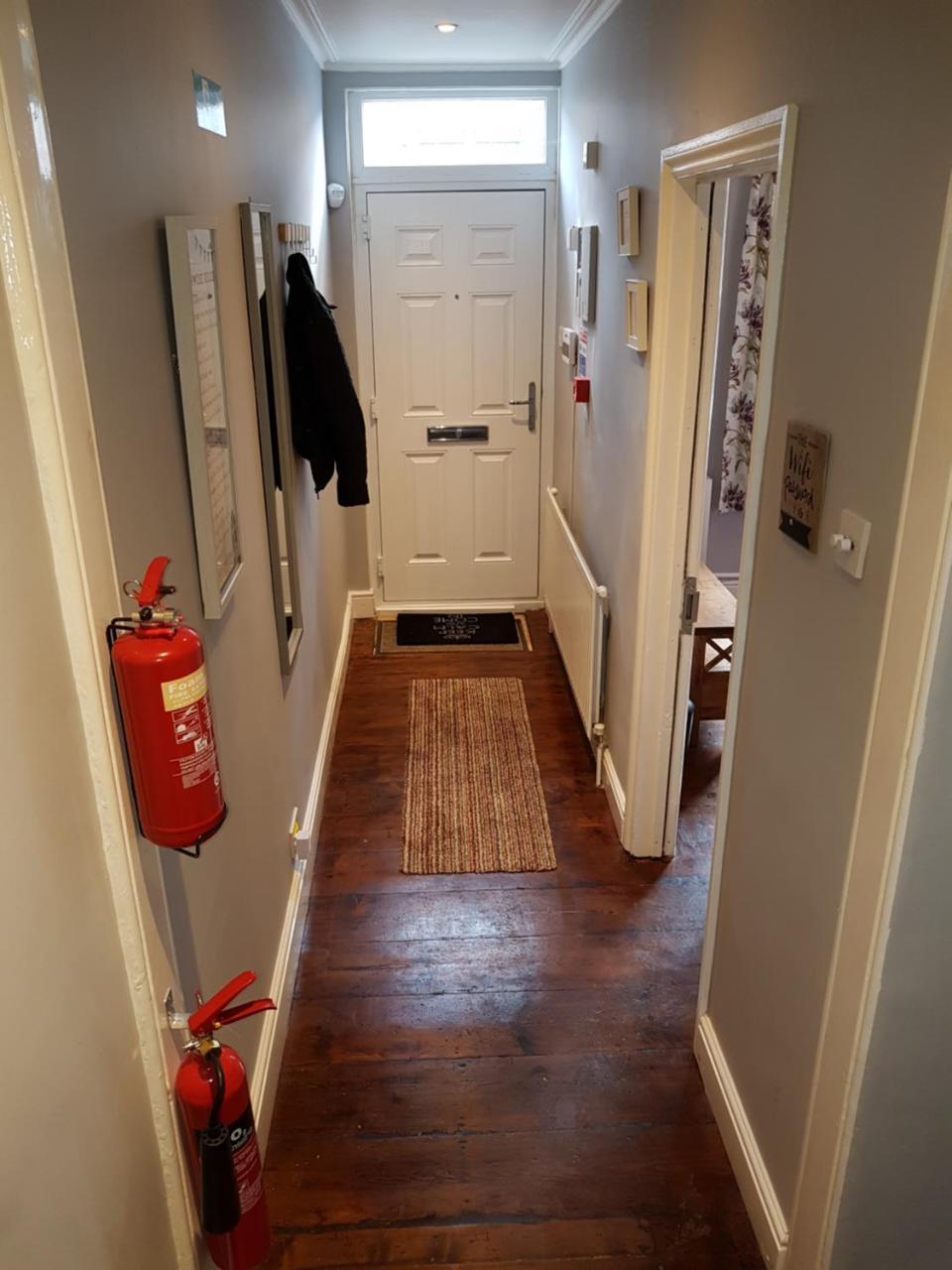 Slough Centre Townhouse With Driveway Parking For Up To Two Cars公寓 外观 照片
