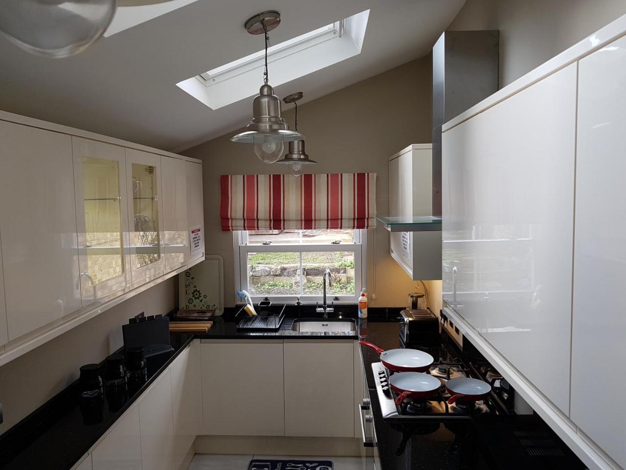 Slough Centre Townhouse With Driveway Parking For Up To Two Cars公寓 外观 照片
