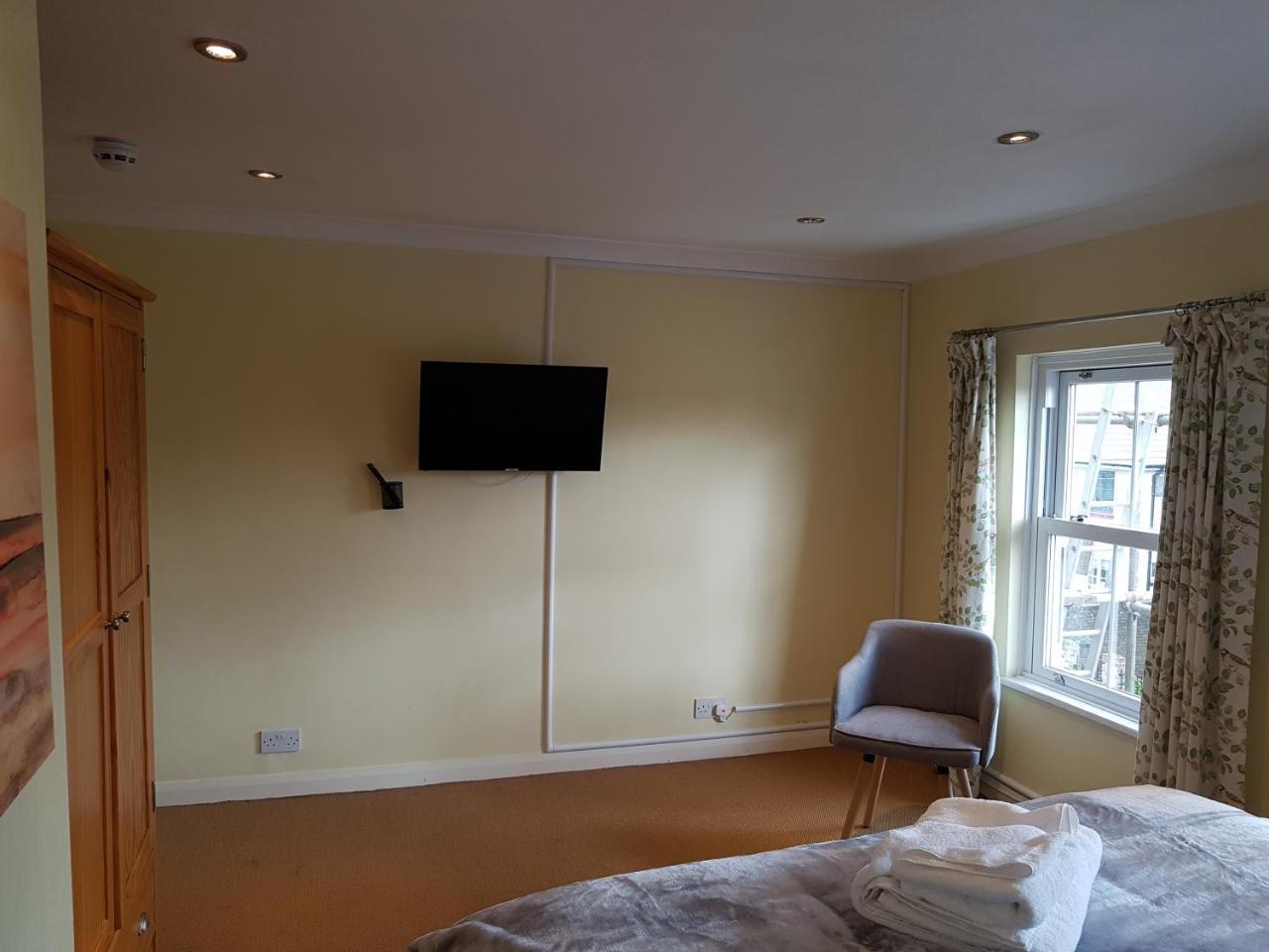 Slough Centre Townhouse With Driveway Parking For Up To Two Cars公寓 外观 照片